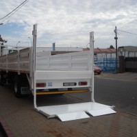 8 TON WITH TAIL LIFT