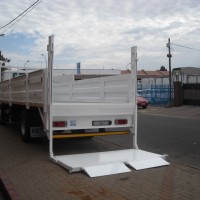8 TON WITH TAIL LIFT