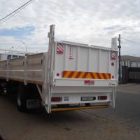 8 TON WITH TAIL LIFT